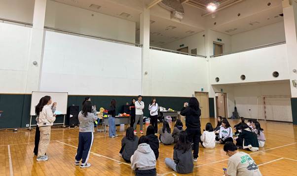 사람, 실내, 신발류, 사람들이(가) 표시된 사진 AI가 생성한 콘텐츠는 부정확할 수 있습니다.