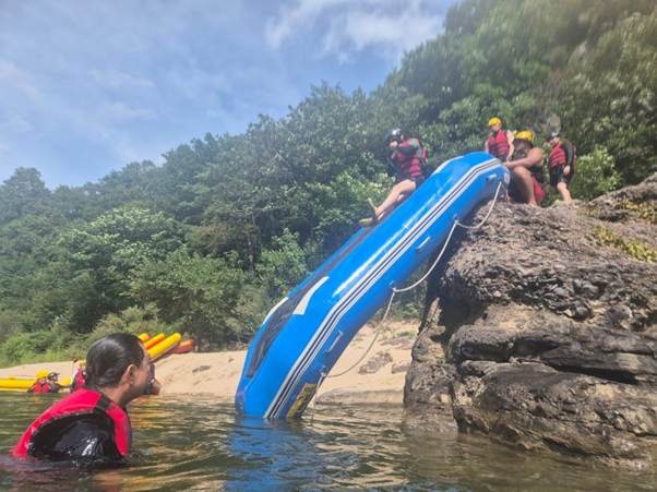 야외, 야외 레크레이션, 레크레이션, 구명 조끼이(가) 표시된 사진 AI 생성 콘텐츠는 정확하지 않을 수 있습니다.