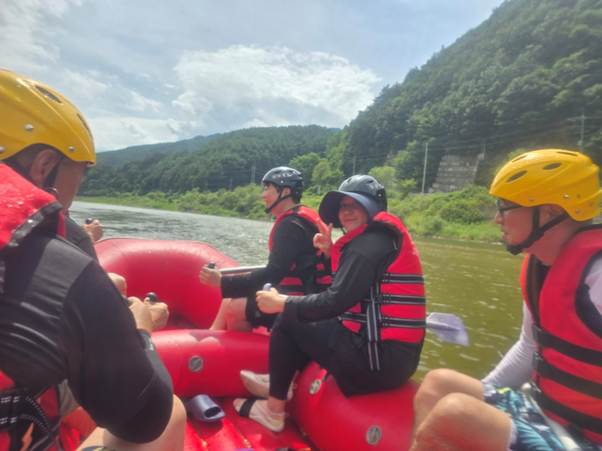 야외, 헬멧, 구명 조끼, 하늘이(가) 표시된 사진 AI 생성 콘텐츠는 정확하지 않을 수 있습니다.