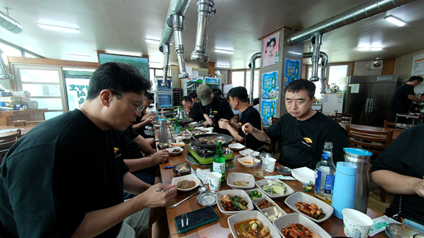 사람, 의류, 음식, 실내이(가) 표시된 사진 AI 생성 콘텐츠는 정확하지 않을 수 있습니다.