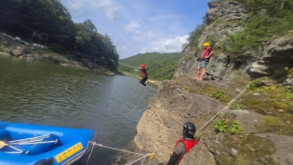 야외, 야외 레크레이션, 물, 모험이(가) 표시된 사진 AI 생성 콘텐츠는 정확하지 않을 수 있습니다.
