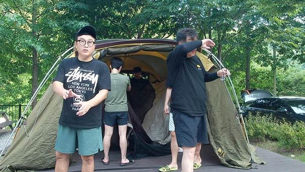 의류, 야외, 사람, 나무이(가) 표시된 사진 AI 생성 콘텐츠는 정확하지 않을 수 있습니다.