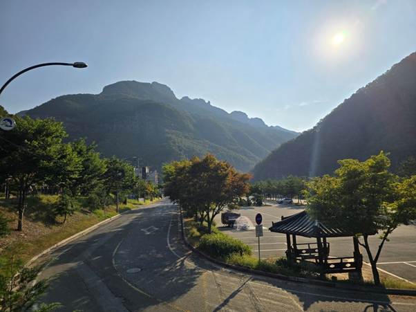 야외, 나무, 산, 하늘이(가) 표시된 사진 AI 생성 콘텐츠는 정확하지 않을 수 있습니다.