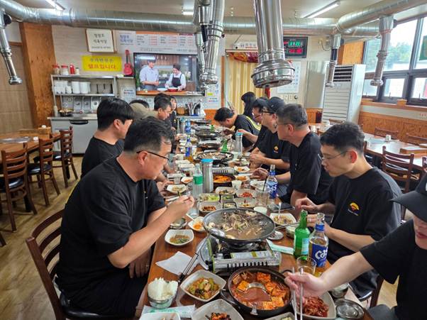 사람, 의류, 음식, 실내이(가) 표시된 사진 AI 생성 콘텐츠는 정확하지 않을 수 있습니다.