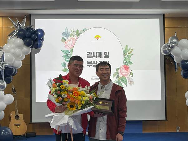 의류, 사람, 실내, 벽이(가) 표시된 사진  AI가 생성한 콘텐츠는 부정확할 수 있습니다.