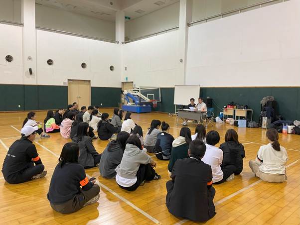 실내, 의류, 사람, 홀이(가) 표시된 사진 AI가 생성한 콘텐츠는 부정확할 수 있습니다.