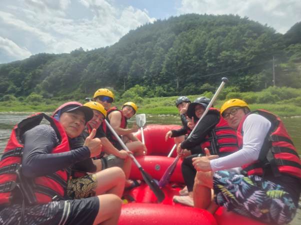 야외, 하늘, 구명 조끼, 야외 레크레이션이(가) 표시된 사진 AI 생성 콘텐츠는 정확하지 않을 수 있습니다.