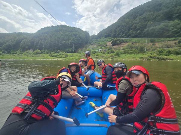 야외, 래프팅, 구명 조끼, 하늘이(가) 표시된 사진 AI 생성 콘텐츠는 정확하지 않을 수 있습니다.