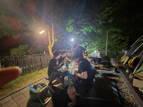 야외, 의류, 사람, 나무이(가) 표시된 사진 AI 생성 콘텐츠는 정확하지 않을 수 있습니다.