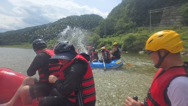 야외, 래프팅, 구명 조끼, 물이(가) 표시된 사진 AI 생성 콘텐츠는 정확하지 않을 수 있습니다.