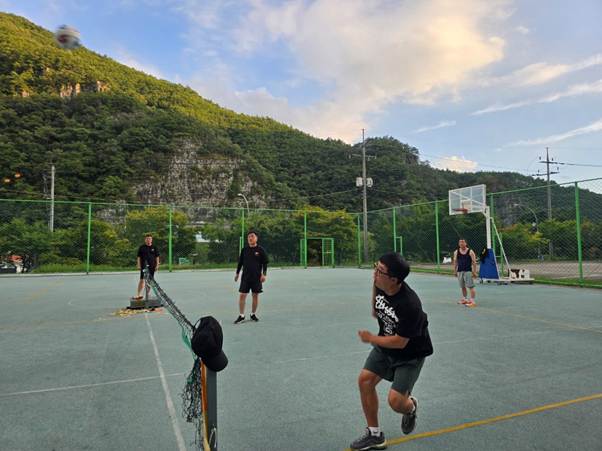 야외, 하늘, 스포츠 장비, 도로이(가) 표시된 사진 AI 생성 콘텐츠는 정확하지 않을 수 있습니다.