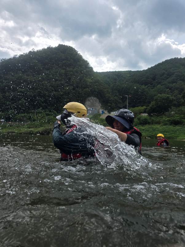 야외, 하늘, 래프팅, 물이(가) 표시된 사진 AI 생성 콘텐츠는 정확하지 않을 수 있습니다.