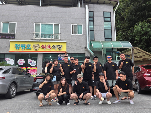 야외, 신발류, 사람, 자동차이(가) 표시된 사진 AI 생성 콘텐츠는 정확하지 않을 수 있습니다.