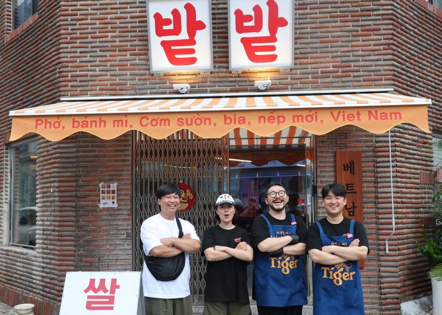 이학민 대표와 '밭밭' 종업원들