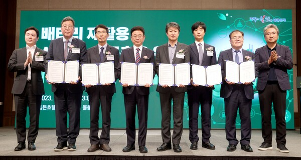 기아가 6일 경주 힐튼호텔에서 열린 ‘글로벌 시장 진출을 위한 2023 국제 이차전지 포럼’에 참석해 전기차 배터리 관련업체, 지방자치단 5곳과 ‘배터리 생태계 활성화를 위한 얼라이언스(Alliance) 구축 업무협약(MOU)’을 체결했다. 사진은 왼쪽부터 이승환 에코프로 미래전략본부장, 이규복 현대글로비스 대표, 권혁호 기아 국내사업본부장(부사장), 이철우 경북도지사, 송호준 에코프로 대표, 류지훈 에바싸이클 대표, 하인성 경북테크노파크 원장, 윤승규 기아 국내eBiz솔루션실장(상무). / 기아