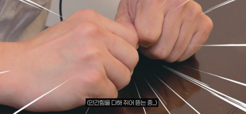 韓国 糸リフト施術で糸が切れないほどの強度を体験する様子