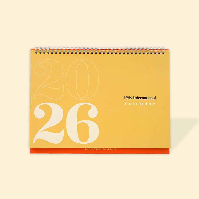 기업 고유의 디자인으로 제작된 2026 독판 탁상 캘린더입니다. 옐로우 배경에 오렌지 포인트 컬러를 사용하여 가독성과 디자인성을 모두 잡았습니다.