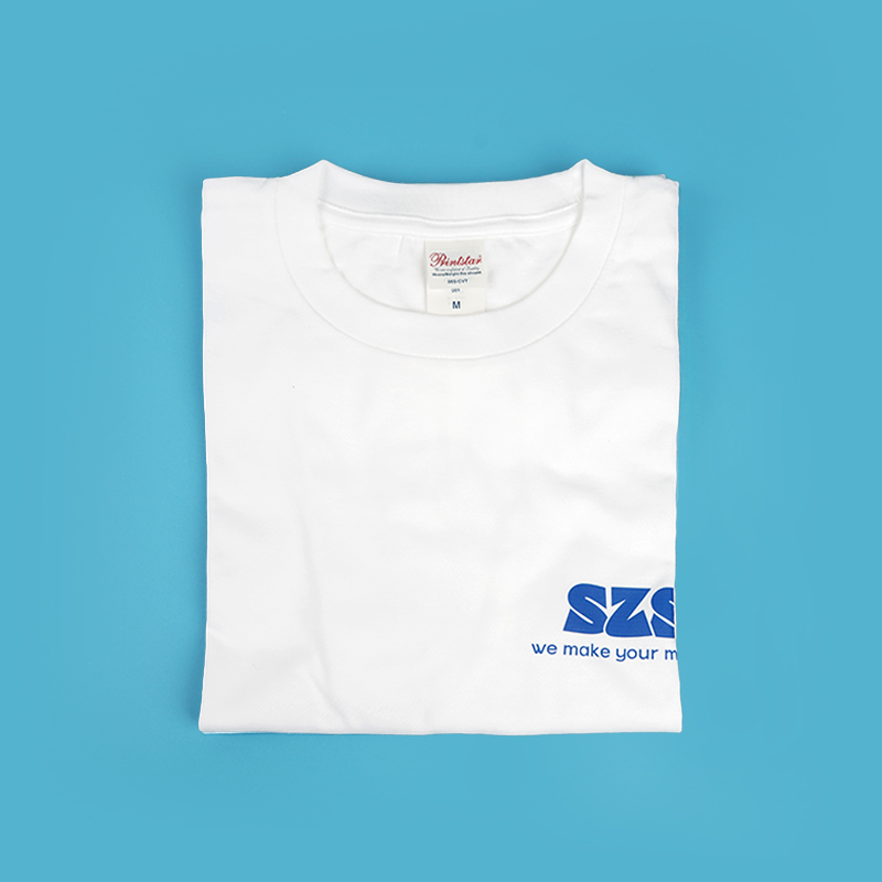 "we make your money smile" 슬로건과 'S3' 로고가 블루로 프린팅된 커스텀 반팔 티셔츠입니다. 높은 소속감을 부여하는 임직원 전용 의류 굿즈입니다.