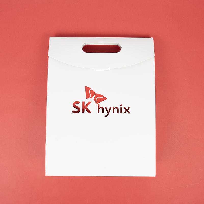 "SK hynix" 로고가 풀컬러로 인쇄된 손잡이 타공 쇼핑백 외관입니다. 깔끔한 화이트 지류 패키지로 단체복 배포 시 전문성을 더해줍니다.