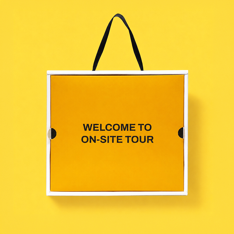 슬리브를 상단으로 끌어올렸을 때 "WELCOME TO ON-SITE TOUR" 메시지가 가장 먼저 전면에 노출되는 오프닝 패키징 뷰.