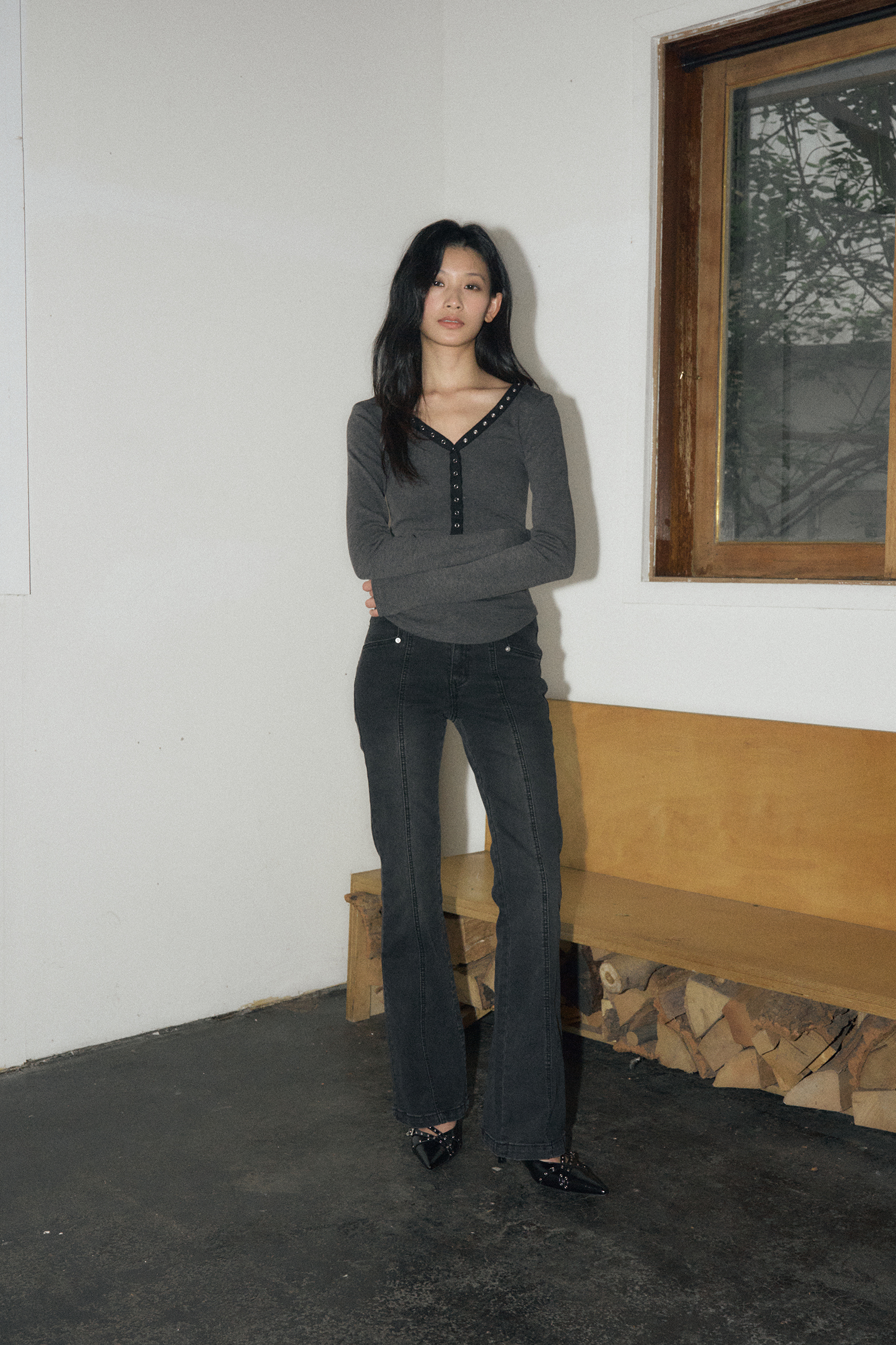 MUSINSA公式 | HELENE PARIS Snap Neckline Long Sleeve [Charcoal]
