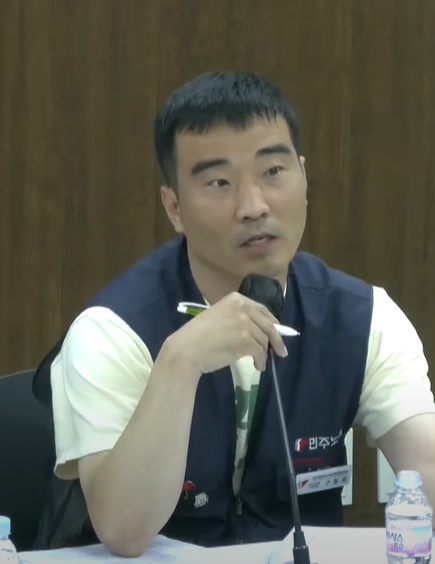 민주노총 미조직전략국장 구철회 토론자가 마이크를 잡고 이야기하고있다.