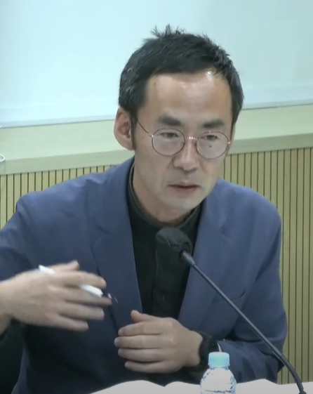 한국노동연구원 연구위원 조혁진 토론자가 마이크에 얼굴을 가까이 하고 이야기하고있다.