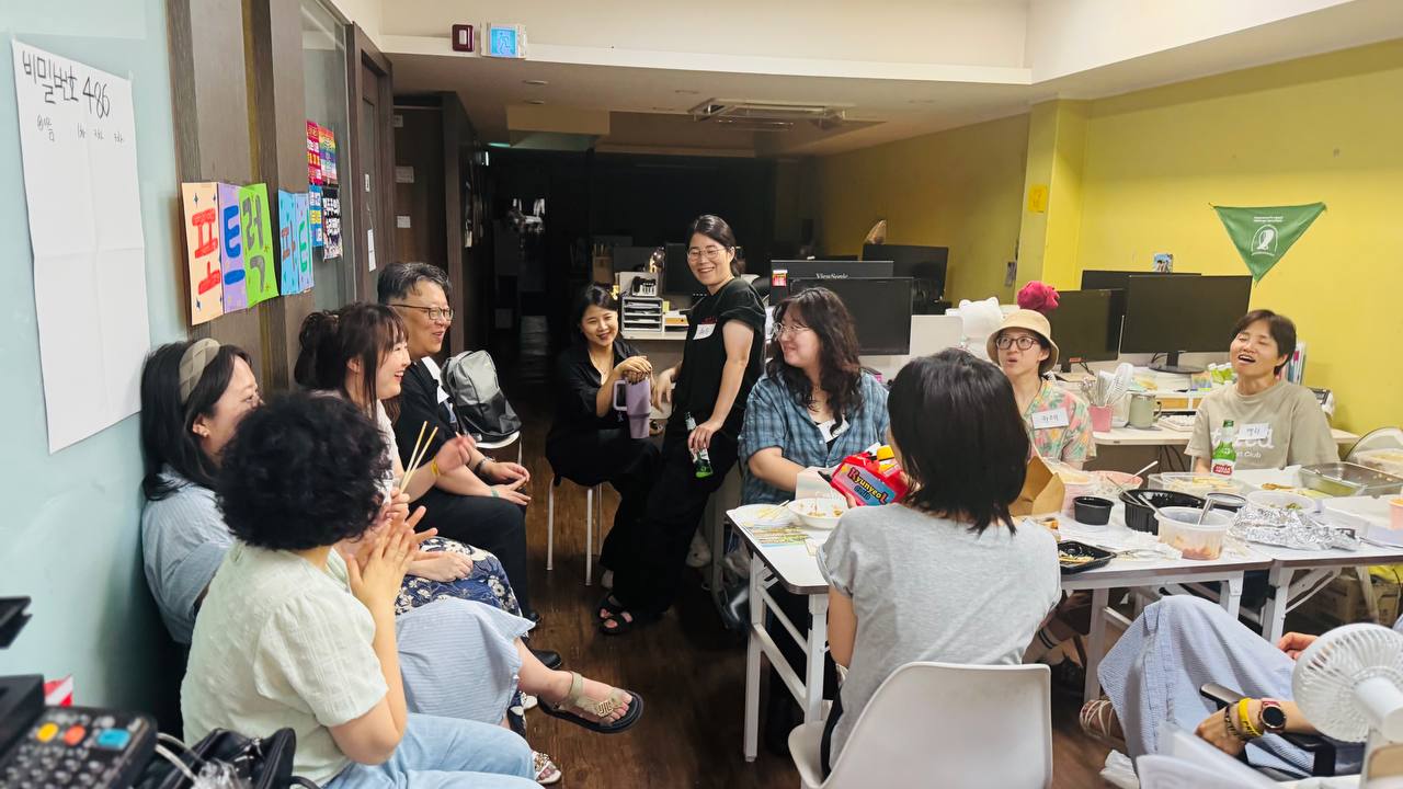 포트럭 파티에서 이야기를 나누고 있는 참여자들.