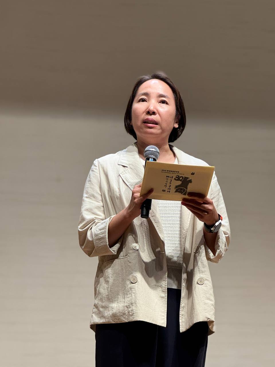 발표하는 정혜선 변호사의 모습. 흰색 티셔츠와 흰색 자켓, 검은색 바지를 입고 청중석을 바라보며 발언하고 있다. 