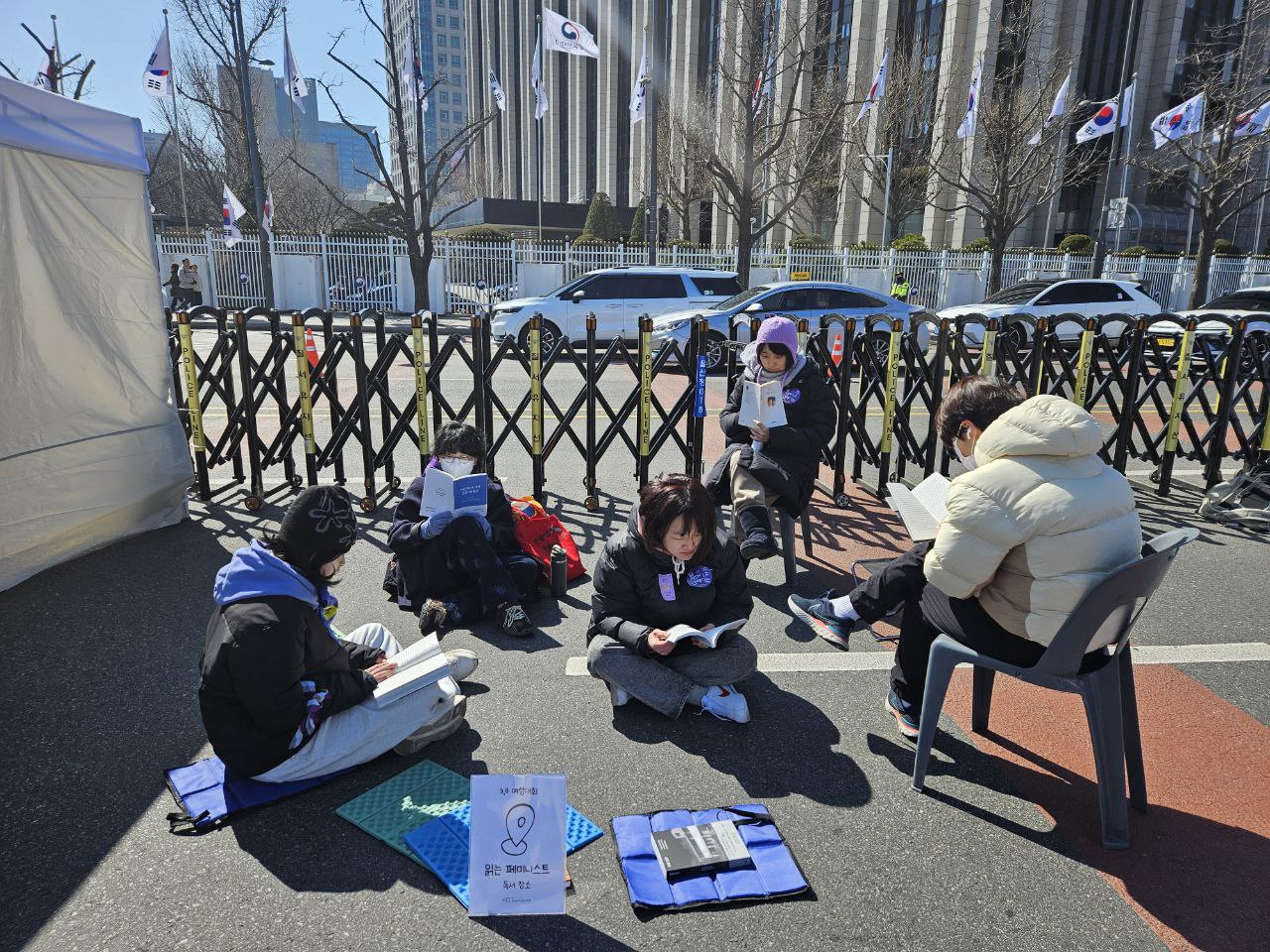 사진 15. 민우회 부스 옆 빈 장소에서 활동가와 페미니스트들이 페미니즘 책을 읽고 있다.