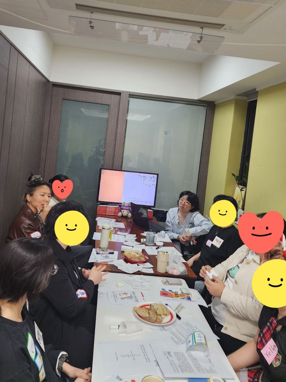 차별 경험 나누기라고 적힌 화면을 배경으로 참여자 6명과 활동가 2명이 이야기를 경청하고 있는 모습