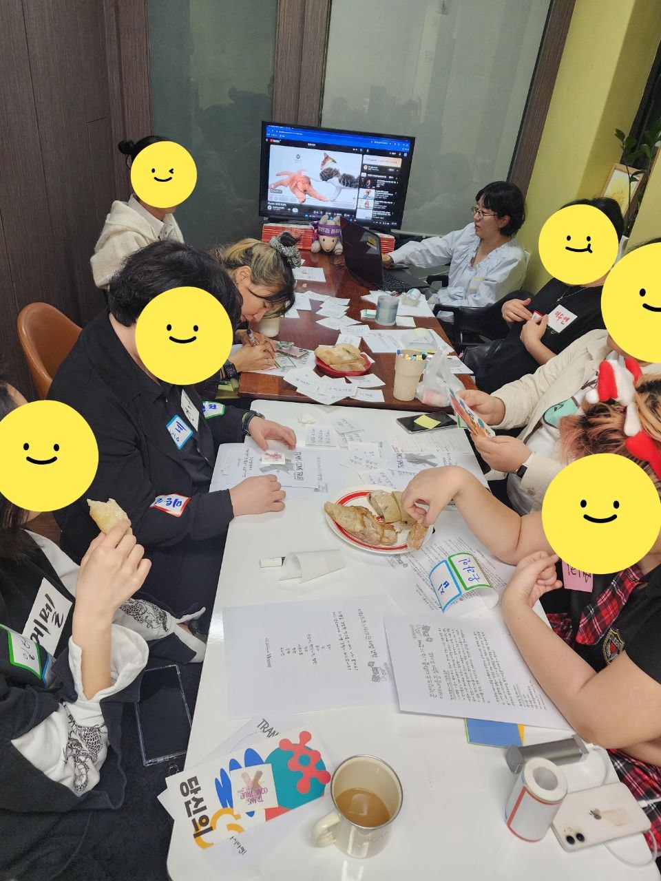 화면을 통해서 배경음악이 흐르고 있고, 참여자들은 자신이 나눌 차별경험을 정리하는 시간을 가지고 있다.