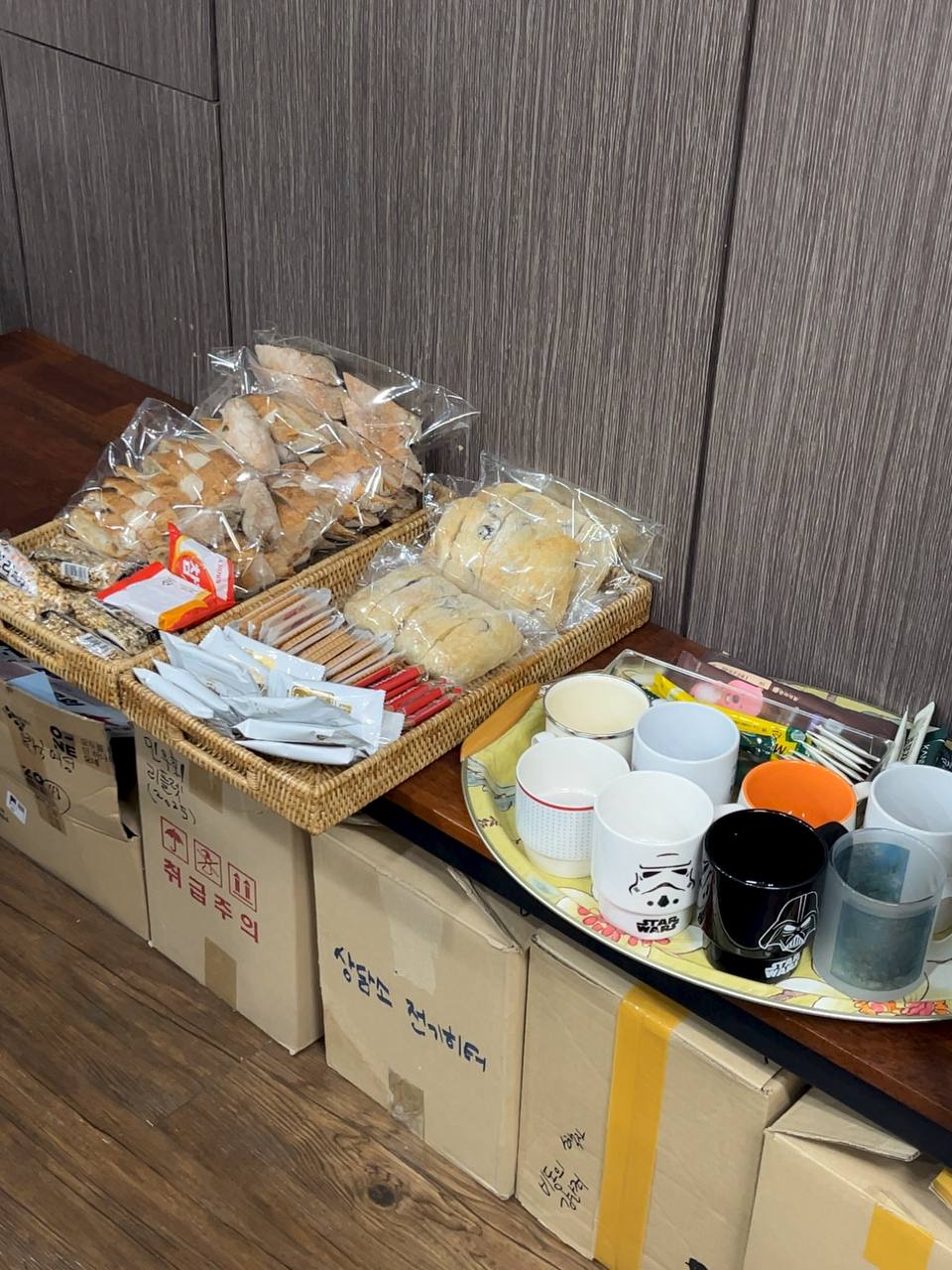 수다회 참여자들에게 제공할 비건 빵과 과자 간식과 각종 차와 차를 마실 수 있는 컵이 놓여 있다