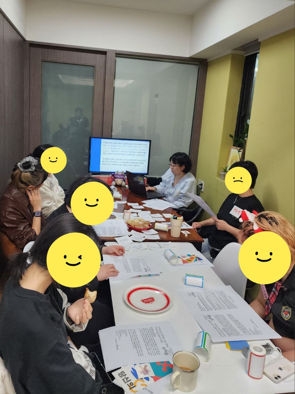 민우회 약속문을 읽고 있는 활동가와 이를 경청하고 있는 참여자들의 모습