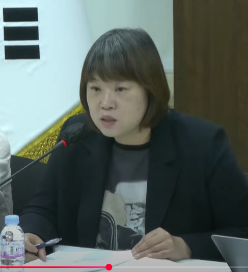 한국이주여성인권센터 사무처장 김혜정 토론자가 마이크에 얼굴을 가까이 하고 이야기하고있다.