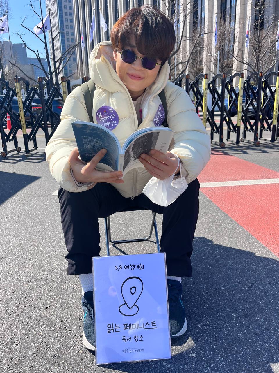 사진 17. 민우회 부스 옆 빈 장소에서 활동가와 페미니스트들이 페미니즘 책을 읽고 있다.