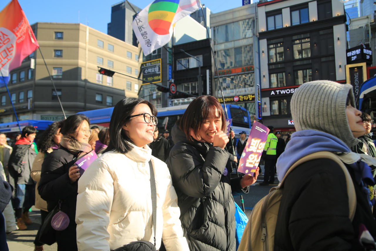 사진 41. 민우회 활동가 조연과 꼬깜이 힘차게 웃으며 행진에 참여하고 있다.