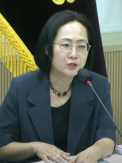 서울시 여성가족정책팀 팀장 차미영 토론자가 마이크에 얼굴을 가까이 하고 이야기하고있다.
