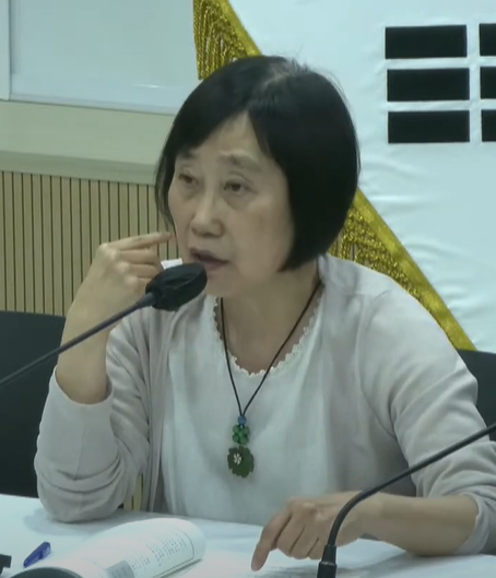 한국노총 가사돌봄유니온 위원장 최영미 토론자가 마이크에 얼굴을 가까이 하고 이야기하고있다.