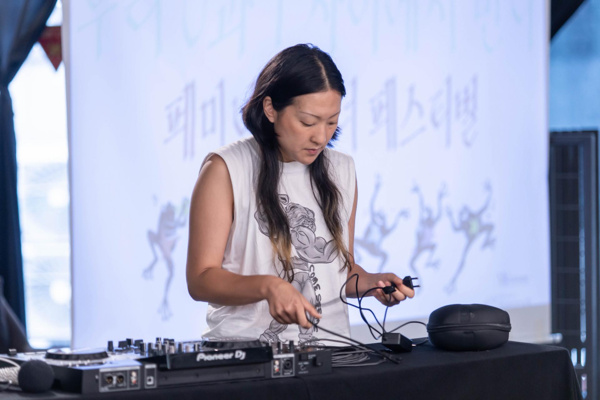 DJ SEESEA가 DJ 공연을 준비하고 있는 모습
