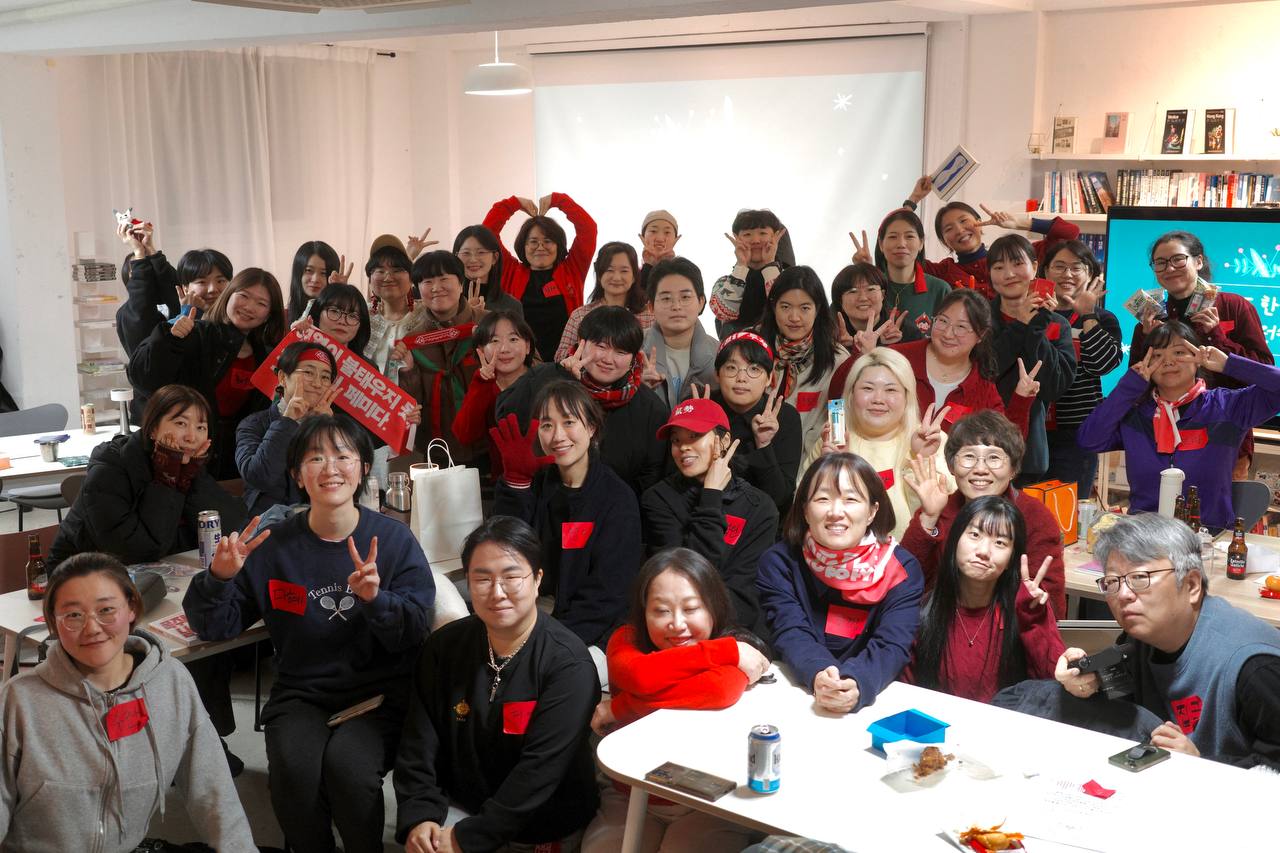 회원 송년회 단체사진. 드레스코드였던 빨강색 아이템을 다양하게 착용한 참여자들이 있다.