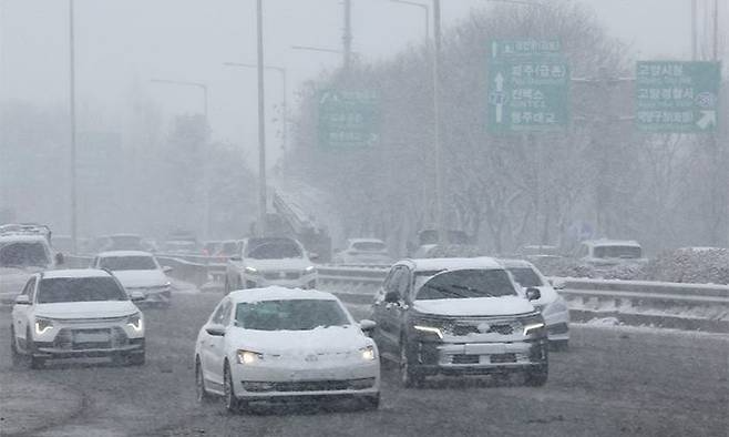 지난 6일 서울 방화대교 부근 강변북로에서 차량이 폭설에 서행하고 있다.ⓒ연합뉴스