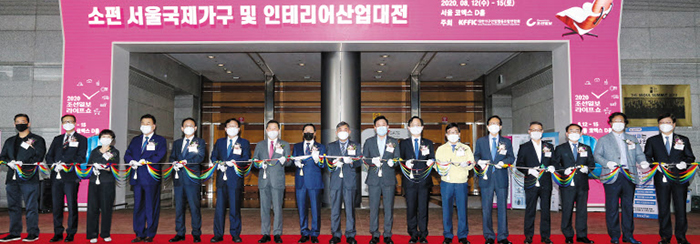 12일 서울 강남구 코엑스에서 열린 ‘서울국제가구 및 인테리어산업대전(SOFURN·소펀)’ & ‘조선일보 라이프쇼’ 개막식에서 참석 인사들이 테이프 커팅식을 하고 있다. 사진 오른쪽부터 문영표 롯데마트 대표, 차강희 한국산업디자이너협회 회장, 강호연 코엑스 전무, 임병선 까사미아 대표, 김기준 경기도경제과학진흥원 원장, 신동헌 광주시장, 강성천 중소벤처기업부 차관, 송갑석 더불어민주당 의원, 홍준호 조선일보 발행인, 김화만 대한가구산업협동조합연합회 회장, 이철규 미래통합당 의원, 김기문 중소기업중앙회 회장, 신승관 무역협회 전무, 최창환 장수돌침대 회장, 조숙경 한국가구학회 회장, 김일규 이랜드 부회장, 한민수 평창 패럴림픽 동메달리스트.