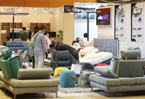 지난 12일 서울 강남구 삼성동 코엑스에서 열린 서울국제가구 및 인테리어산업대전(SOFURN·소펀)에서 방문객들이 전시된 가구와 인테리어 소품을 살펴보고 있다. 사진=연합뉴스