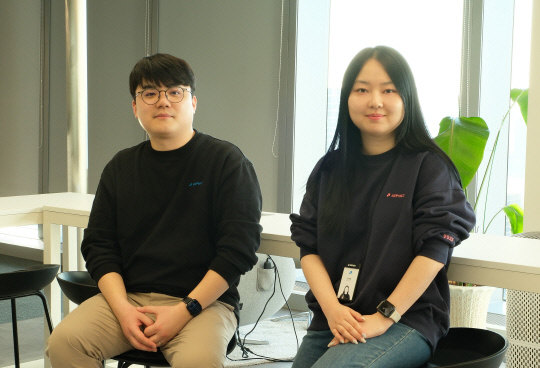 차성수(왼쪽) 메이븐 TMF PO와 신혜연 메이븐 X 개발 리드가 인천 송도 제이앤피메디 본사에서 인터뷰에 응하고 있다.     