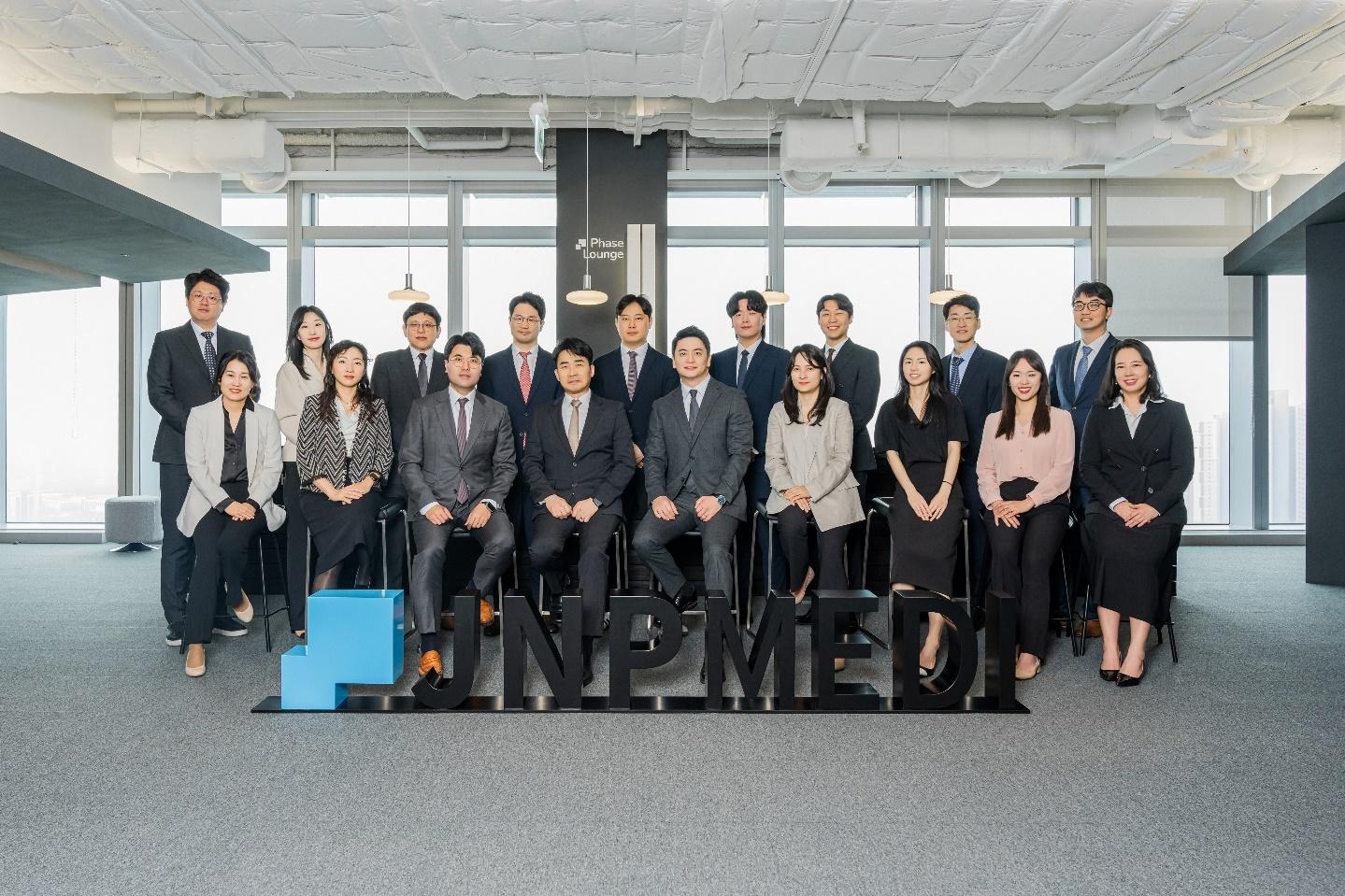 의류, 사람, 슈트, 신발류이(가) 표시된 사진  자동 생성된 설명