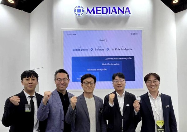 (왼쪽부터) 이지케어텍 해외본부 윤석헌 팀장, 이지케어텍 최형우 해외본부장, <br>이지케어텍 홍우선 대표, 메디아나 강동원 사장, 메디아나 윤상원 상무<br>사진제공=메디아나