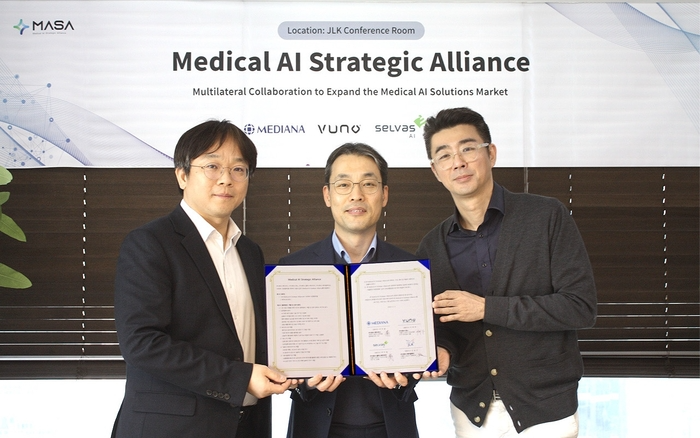 Lee Ye-hwa, CEO of Vuno, Kim Dong-min, CEO of JLK, and Kwak Min-chul, CEO of Selvas AI and Mediana are taking a commemorative photo at the Medical AI Alliance agreement ceremony held at the JLK headquarters in Gangnam-gu, Seoul on the 7th. JLK