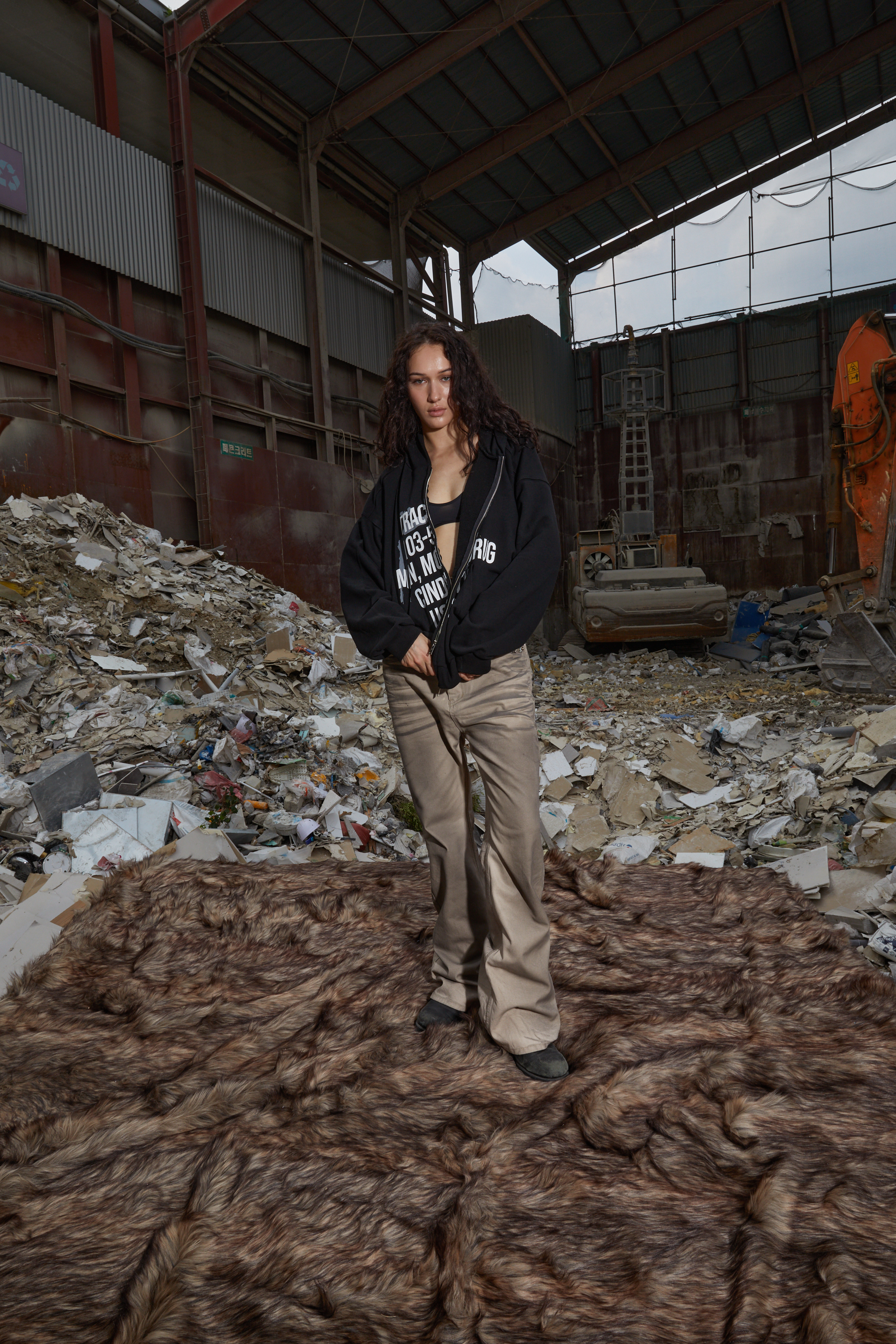 CRUSHED BOOTS JEANS - DIRTY DESERT