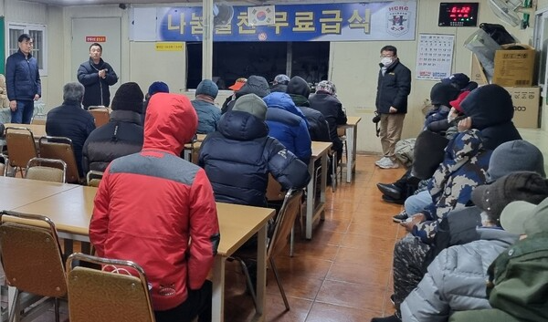 천안희망쉼터는 26일 천안 서부역 광장 무료급식소에서 충남지역 거리노숙인과 소외계층을 대상으로 ‘희망한줌, 연꽃한송이’ 나눔 행사를 진행했다.